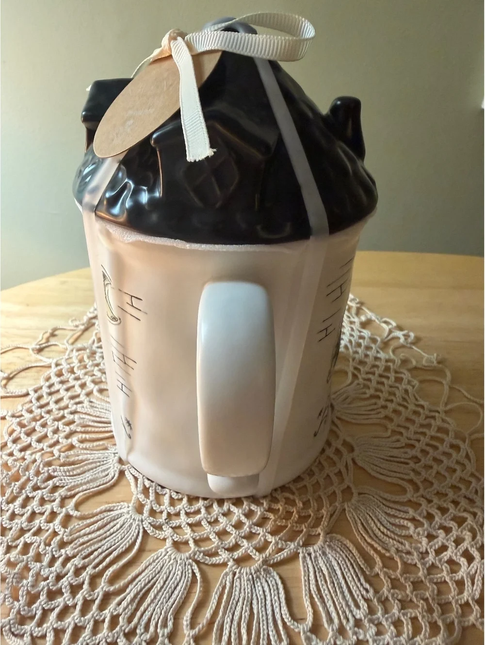 Kwendy Home Ceramic House Shaped Mug with Lid